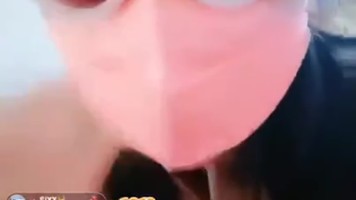 Selebgram Live Barbar Pake Masker Kacamata