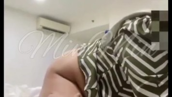 Bokep Jilbab – Ngewe MILF Hijabers Semok Minmin Nungging di Sofa