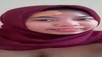 Jilbab Merah Nakal Pamer Buah Dada
