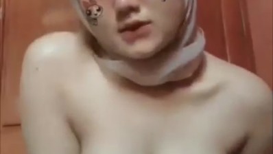 ABG Jilbab Pamer Meki Remas Susunya