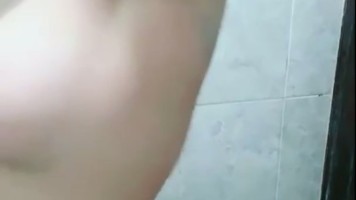 Live Tante Mandi Basah Sambil Mainin Dildo